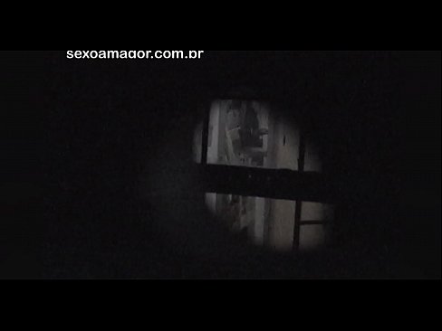 ❤️ Blondie tiġi filmata segretament minn voyeur tal-viċinat moħbi wara briks vojta Porno lilna ☑