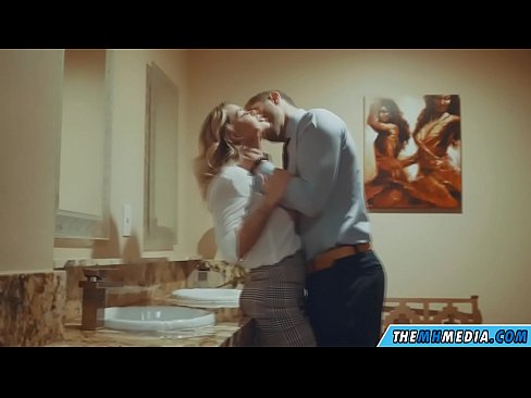 ❤️ Meta blonda busty seduces f'kamra tal-banju pubbliku Porno lilna ☑
